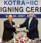 왼쪽부터 KOTRA 홍기화 사장, 자크 로고진스키 미주투자공사 사장