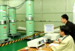 200 kV 고전압 측정설비를 이용하여 전압변성기를 평가하는 모습
