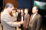 삼성전자 구미사업장이 2천 명의 금연 성공 대기록을 세우며 담배 연기 없는 '웰빙 직장'으로 공인받았다.