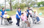 삼성전자 구미사업장 임직원들이 주말을 이용해 장애인 재활활동을 돕는 봉사활동에 참여하고 있는 모습.
