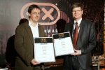 대우일렉 유럽 마케팅 담당 토마스헤이(우) 와 Plus X Award 주관사 관계자 프랭크크래프(좌)의 'Plus X 어워드' 시상식 장면