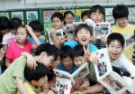 LG데이콤은 교사나 학생이 직접 찍은 학교생활, 행사사진을 학급별로 맞춤형 앨범으로 만들 수 있는 ‘아이모리 학급앨범’을 출시했다. 강남에 위치한 언북초등학교 5학년 1반 학생들이
