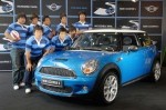 MINI 강남 전시장 앞에서부터 이어진 S글자를 따라 뉴 MINI쿠퍼 S를 찾아온 근육질의 럭비 선수들과 강력하고 새롭게 변신한 뉴 MINI 쿠퍼 S의 모습. 단단한 근육질적인 차