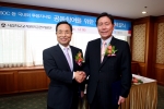 사진 왼  쪽 : 한국산업은행 김창록 총재 
사진 오른쪽 : 사학연금관리공단 서범석 이사장 