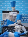 웰스정수기에서 특별히 제작한 얼음을 놓고 제품의 모습으로 바디페인팅을 한 도우미들 