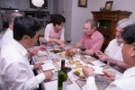 이안밀러 사장 등 두산밥콕 임직원들이 두산중공업의 해외사업관리 김철구 상무의 집을 방문하여 저녁식사를 함께 하고 있다.
