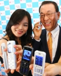 LG데이콤 박종응 사장이 와이파이폰을 이용해 자사 가정용 인터넷전화 ‘myLG 070’가입 고객과 통화하고 있다. 