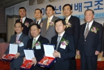 
앞줄 왼쪽부터 김신배 SK텔레콤 사장 박병원 우리금융지주 회장 박기홍 포스코 상무. 뒷줄 왼쪽부터 윤태순 자산운용협회 회장 남상구 기업지배구조센타 원장 임영록 재정경제부 정책홍