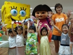 YBM PSA 개포에서 어린이들이 닉(Nick)의 인기캐릭터 스폰지밥과 도라와 함께 불우 이웃 돕기 ‘행복 만들기’ 행사에서 즐거운 시간을 보내고 있다.