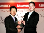 23일 홍콩현지에서 삼성증권 PB연구소장 정복기 상무가  Asiamoney Editor Richard Morrow 에게 상패를 받고 있다.
