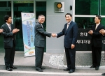 현대·기아자동차가 산학 협력 증진을 위해 서울대 차세대자동차연구센터(AARC)에서 산학 협력 공동연구 협정식 및 현판식을 가졌다.  악수하고 있는 왼쪽이 서울대 정밀기계 연구소장 