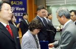 블랙벨트, 그린벨트  선정직원 인증수여식 모습 (우측 수여자가 신상훈 은행장)