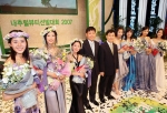 더페이스샵은 29일 서울 코엑스 오디토리움에서 ‘내추럴뷰티선발대회 2007’ 결선대회를 열고 여성 모델 및 공익 캠페인을 이끌어갈 홍보대사 7명을 뽑았다. 더페이스샵 정운호 회장(