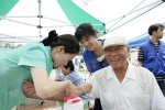 자매결연을 맺은 농촌마을 (용인시 원삼면)을 찾은 삼성전자 반도체총괄 전문봉사팀이 이발, 효도사진 촬영 등 각자 특기를 살린 전문 봉사 활동 중인 모습.