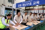 현대ㆍ기아차그룹이 5일 그룹 사회봉사단을 소집해 전국재해구호협회 파주교육장에서 재난 지역에 투입될 구호물품을 사전 준비하고 있다. 사진 왼쪽부터 최학래 전국재해구호협회장, 유홍종 