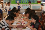 11일 서울 강남구 대치동 호산나전문대학 식당에서 취업포털 커리어 김기태 대표와 임직원들이 직접 끓인 삼계탕을 학생들에게 나누어주고 있다.