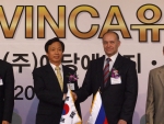 조인식을 체결한 후 악수하고 있는 예당에너지 오강현 회장(좌)과 VINCA社 블라드미르 레이트맨(Vladimir Reitman) 회장(우)