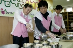 LG카드 이종호 대표이사(왼쪽)와 황원섭 노조위원장(가운데)이 24일 서울 영등포구 신길동에 소재한 영등포종합사회복지관에서 내일 중복을 맞아 독거노인과 조손가족들에게 대접할 삼계탕