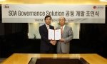 김형래 BEA시스템즈코리아 사장(왼쪽)과 고현진 LG CNS 부사장(오른쪽)은 오늘 LG CNS 사옥에서 국내 최초의 'SOA 거버넌스 솔루션' 공동 개발을 위한
