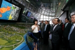 07년 7월 27일, IFEZ 21층 홍보관에서 IFEZ 개발지역 전반에 대해 설명을 듣고 있는 한국산업은행 김창록 총재

