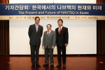 가운데, 리치 슈만(아시아 태평양 담당 수석 부사장), 왼쪽은 윌리엄 랭던(한국 담당 지사장, Country Manager), 오른쪽은 서영택(한국 영업 총괄 담당 부사장)
