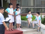 머 전파 캠프 행사 중 RC 자동차 경주 게임에 참석한 두 어린이가 무선으로 움직이는 자동차를 조정하기 위해 긴장된 표정으로 자동차의 움직임을 주시하고 있다.(당진전파관리소)