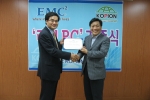 한국EMC 이만영 상무(사진 좌측)와 세계청년봉사단 이창호 사무총장이 '러브PC' 기증서 전달 후 악수하고 있다.