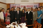 지난 7월 28일, 남중수 KT 사장(앞줄 왼쪽에서 네번째)이 러시아 블라디보스톡에서 홍범도 장군 외증손자 한 에네스트씨(앞줄 왼쪽에서 세번째) 등 연해주 고려인들과 만나 기념 사