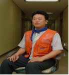 얼음조끼와 얼음스카프를 하고 있는 모습