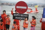 환경운동연합 바다위원회는 8월14일 오후2시 제주시 한림항 해양투기선창에서 제주의 해양투기중단을 요구하는 해상캠페인을 전개했다. 서울,부산,울산,인천,포항,속초,여수,제주 등 전국