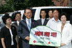LG데이콤(대표 박종응)은 사회복지공동모금회(회장 이세중)와 공동으로 서울과 경기 지역 10개 복지기관을 선정해 차량을 총 10대 지원한다고 17일 밝혔다. 박종응 사장(왼쪽에서 