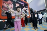 8월 26일,  롯데백화점 부산본점에서 열린 쇼 미즈페스티벌 행사에서 참가자들이 '쇼 곱하기 쇼' 댄스를 하며 즐거워하고 있다.