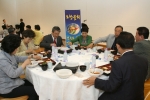 전국 지방자치단체장들이 포항물회를 시식하는 모습