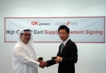 GK파워 김대선 전무와 Dubai firstbank의 CEO, Ibrahim al ansari 가 카드 공급 계약을 체결하는 모습 