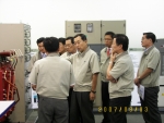 구자홍 회장(오른쪽 4번째)을 비롯한 LS 최고경영진들이 LS산전 중국 다롄공장을 방문하여 생산제품에 대해 설명을 듣고 있다.
