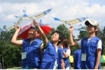 전국에서 참가한  학생들이 글라이더를 비행시키는 모습
