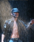 이민우 VS 비, 공연 중 상반신 노출에 모자쓴 모습 닮은꼴
