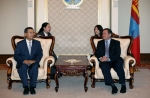신헌철 SK에너지 사장은 10일 몽골 울란바토르에서 엥흐바야르(Enkhbayar) 몽골 대통령을 만나 SK와 몽골간 사업확대 등 긴밀한 협력을 요청했다.