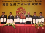 박 시장이 중국 청도에서 가진 투자환경설명회 후 청도의 대표적인 금형.자동차부품회사들과 투자양해각서(3건)를 체결하고 있다.