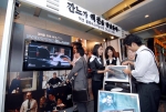 지난 10일 삼성전자가 마련한 액션블록버스터 <본 얼티메이텀>의 홍보부스(용산 CGV)를 찾은 시민들이 삼성전자 파브 풀HD PDP TV 깐느를 통해 <본 얼티메이