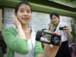13일 오전 서울 홍대 LG텔레콤 폰앤펀 매장에서 LG텔레콤 전용폰 ‘지상파 DMB 특화폰(LT-1000)’을 들고 모델들이 포즈를 취하고 있는 모습
