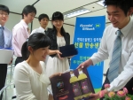 현대오일뱅크는 민족최대명절인 추석을 맞아 ‘선물 안주고 안받기 운동’을 펼치고 있다. 사진은 배송된 추석선물을 직원들이 선물반송센터에 신고하고 있는 모습임. 