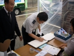 바자회를 축하해주는 수원중부경찰서동문지구대장