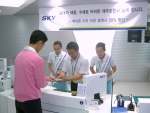 제주도 스카이 제주 서비스센터에서 제주도민이 침수된 휴대폰을 무상점검 서비스를 받고 휴대폰을 전달 받고 있다.