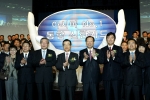 신한금융지주 라응찬 회장(앞줄 왼쪽에서 4번째), 이인호 사장(3번째), 통합 신한카드 이재우 사장(5번째), 황원섭 舊LG카드 노조위원장(6번째)과 신한카드 임직원들이 통합카드사