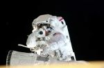 우주선외활동(EVA, extra vehicular activity) 중인 NASA 우주인이 니콘 D2XS로 사진을 촬영하고 있다. 니콘 D2XS는 현재 NASA의 다양한 우주연구활