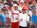 9월 30일 열린 섬진강마라톤대회에서 최진영(오른쪽), 김주하 씨가 각각 우승 트로피를 들고 파이팅을 외치고 있다. 