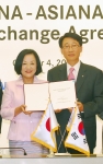 아시아나항공 캐빈서비스기획부문 한태근 이사 (오른쪽)
ANA항공 객실담당 야마우치 준코 상무 (왼쪽)