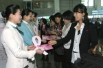 대한항공이 여성 암발병률 1위로 매년 크게 늘고 있는 유방암 예방을 위해 10월 8일(월) 인천공항에서 유방암 캠페인을 벌였다. 이날 대한항공 객실여승무원들이 여성 승객들을 대상으
