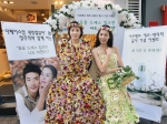 대만 여성 관광객이 9일 더페이스샵 명동 매장에서 열린 ‘아르쌩뜨 에코-테라피’ 라인 출시 기념 이벤트에서 더페이스샵이 뽑은 최고의 ‘자연미인’ 정주희와 함께 생화로 만든 들꽃 드